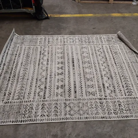 KACE GREY/BLACK/IVORY RUG // 5' X 7'