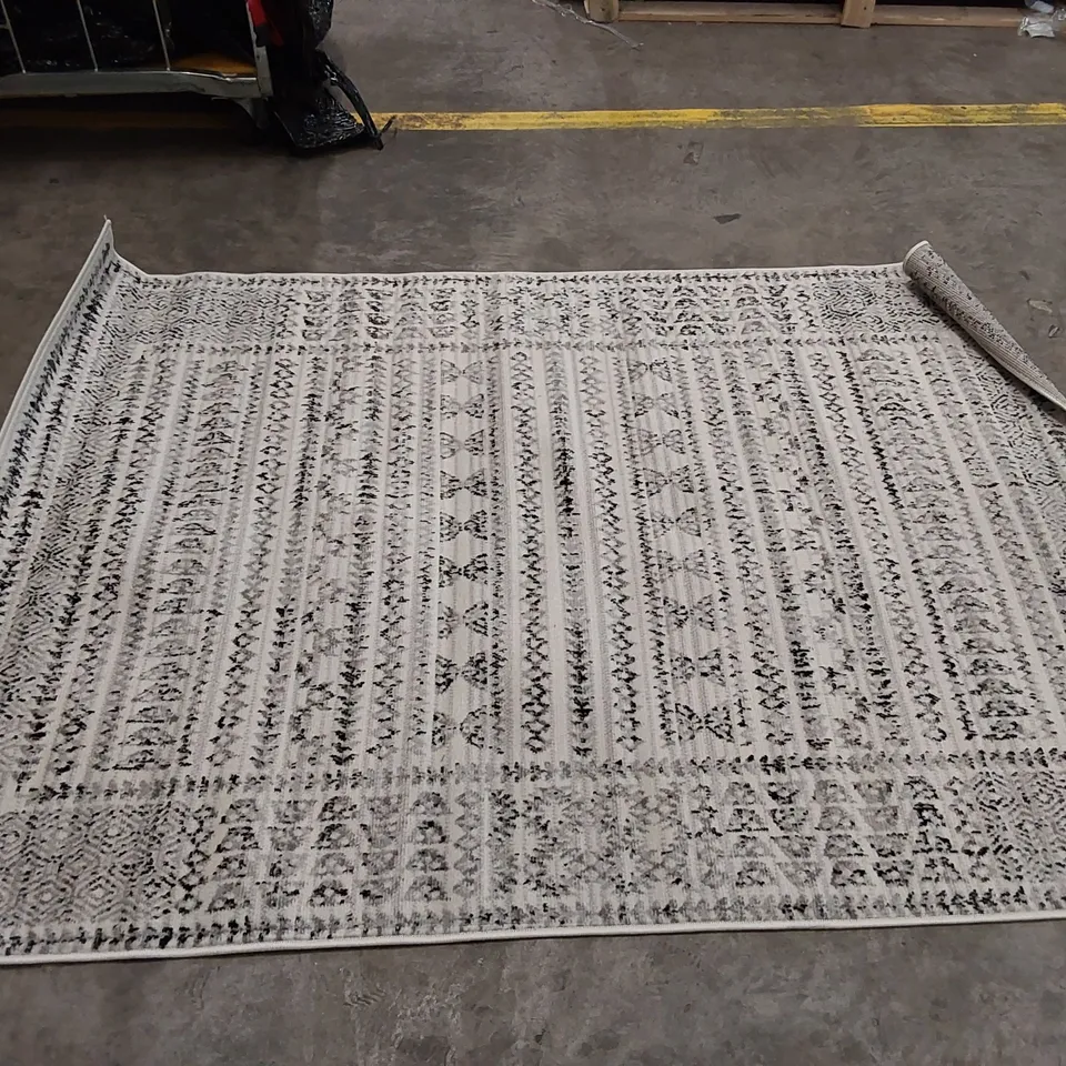 KACE GREY/BLACK/IVORY RUG // 5' X 7'