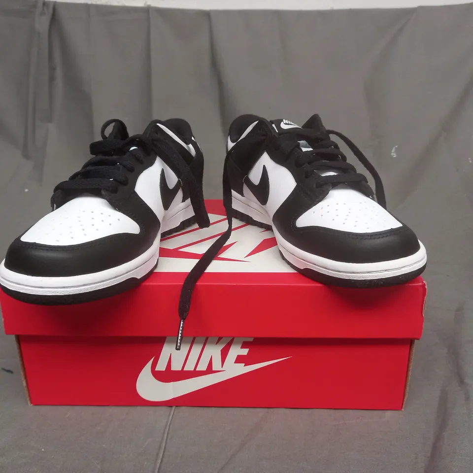 BOXED PAIR OF NIKE TRAINERS IN WHITE AND BLACK UK SIZE 5