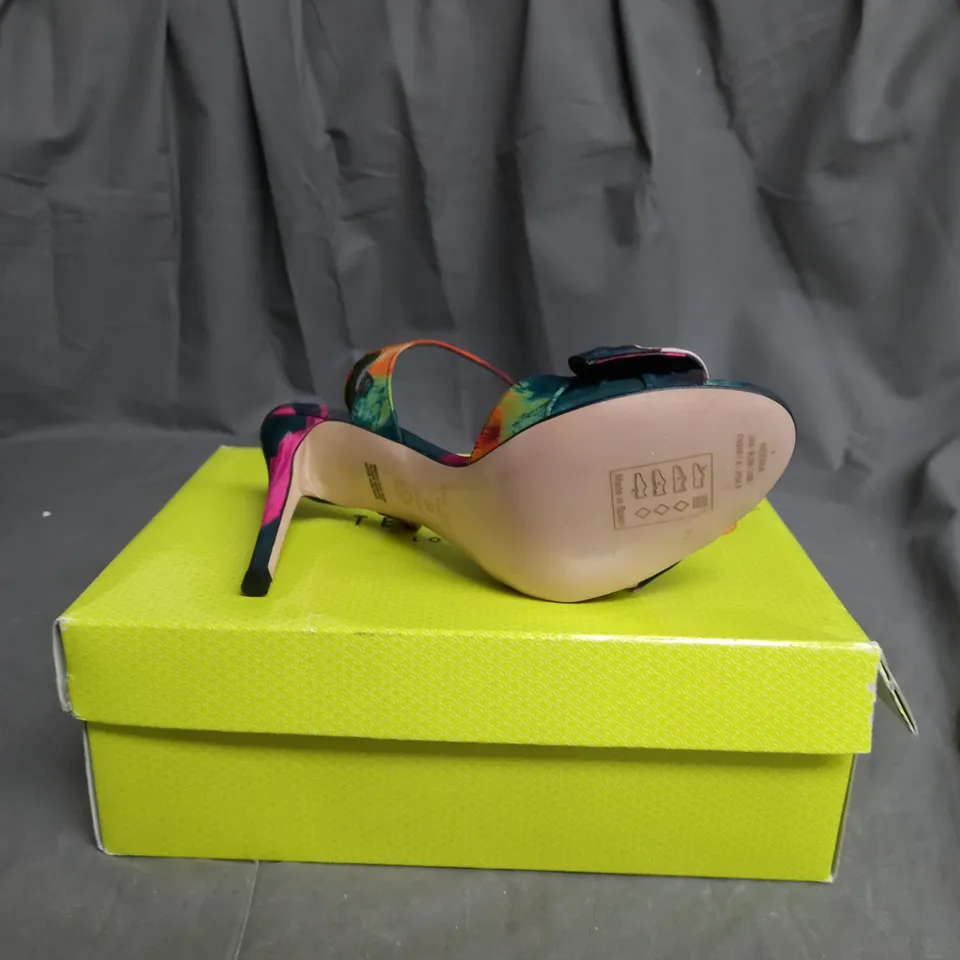 BOXED PAIR OF TED BAKER LONDON ART PRINT HEELED BOW SANDALS SIZE 6