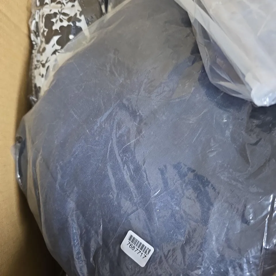 APPROX 20 ASSORTED ITEMS OF CLOTHING IN VARIOUS SIZES TO INCLUDE TOPS, JUMPERS, DRESSES, ETC 