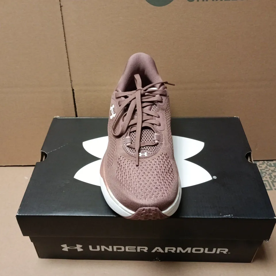 BOXED PAIR OF UNDER ARMOUR WOMENS INFINITE PRO 2 TRAINERS IN BROWN - UK 4.5