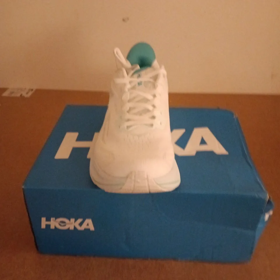 BOXED PAIR OF HOKA WOMENS CLIFTON 10 TRAINERS IN WHITE - UK 6