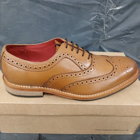 BOXED PAIR OF SAMUEL WINDSOR CASUAL LEATHER SHOES - UK SIZE 9