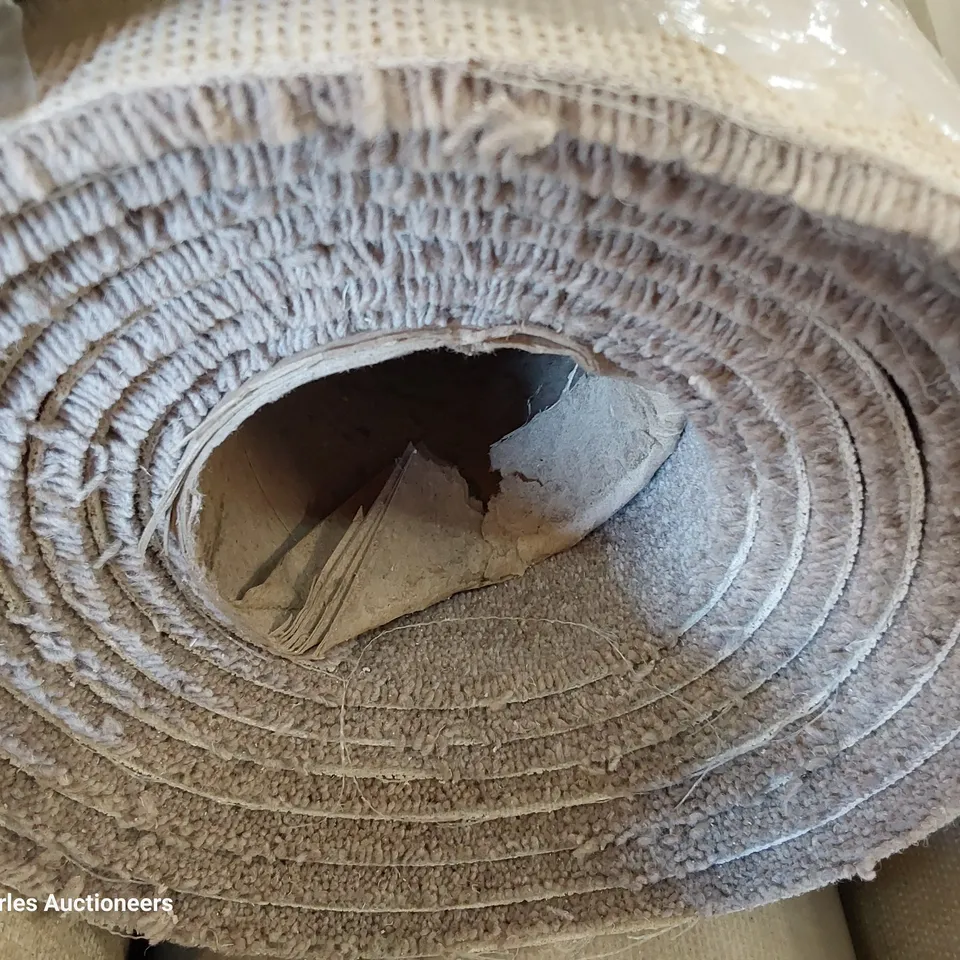 ROLL OF QUALITY TUDOR TWIST CLASSIC TAWNY CARPET APPROXIMATELY 5M × 4.3M