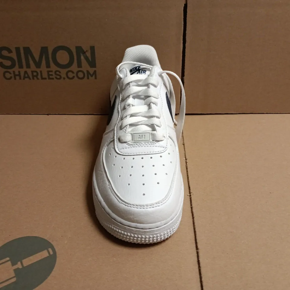 PAIR OF NIKE AIR FORCE 1 TRAINERS IN WHITE/NAVY SIZE UK 5