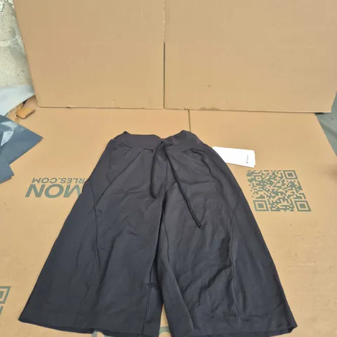 LULULEMON GROOVE MID-RISE RELAXED BERMUDA SHORT – BLACK, UK 6 (US 2)