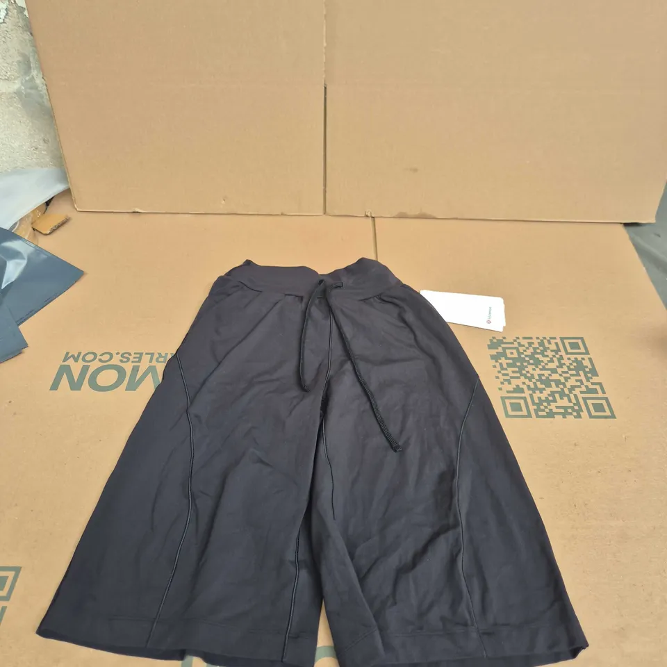 LULULEMON GROOVE MID-RISE RELAXED BERMUDA SHORT – BLACK, UK 6 (US 2)