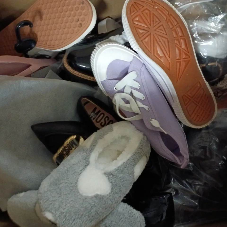 BOX OF APPROXIMATELY 15 ASSORTED PAIRS OF SHOES AND FOOTWEAR ITEMS IN VARIOUS COLOURS, STYLES, AND SIZES - COLLECTION ONLY
