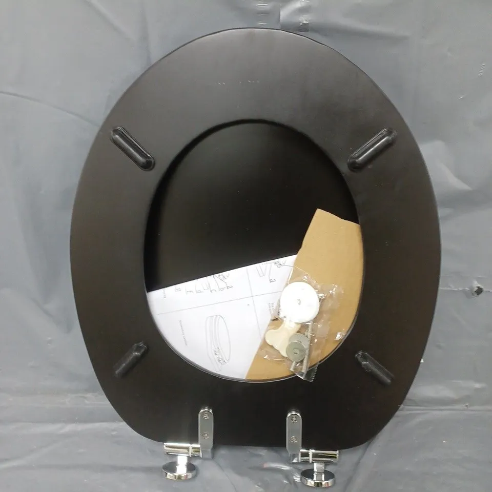 BOXED HOME SLOW CLOSE WOOD TOILET SEAT 