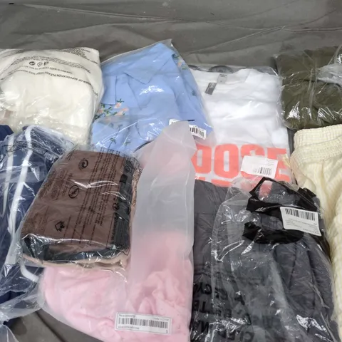 APPROXIMATELY 35 ASSORTED CLOTHING ITEMS IN VARIOUS SIZES, STYLES & COLOURS TO INCLUDE SKIRTS, T-SHIRTS, DRESSES, ETC - COLLECTION ONLY