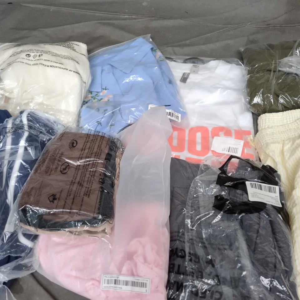 APPROXIMATELY 35 ASSORTED CLOTHING ITEMS IN VARIOUS SIZES, STYLES & COLOURS TO INCLUDE SKIRTS, T-SHIRTS, DRESSES, ETC - COLLECTION ONLY