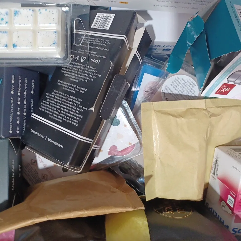 APPROXIMATELY 10 ASSORTED HOUSEHOLD ITEMS TO INCLUDE OSRAM P21/5W CAR BULB, TBE LIGHTING CFL2D, PHILIPS 40W OVEN BULB, ETC