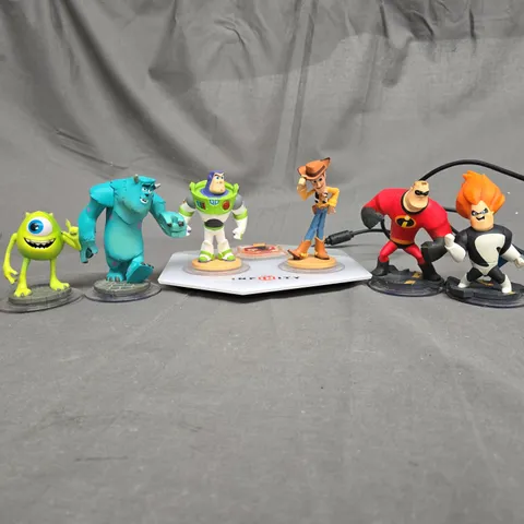 DISNEY INFINITY STAND WITH FIGURES