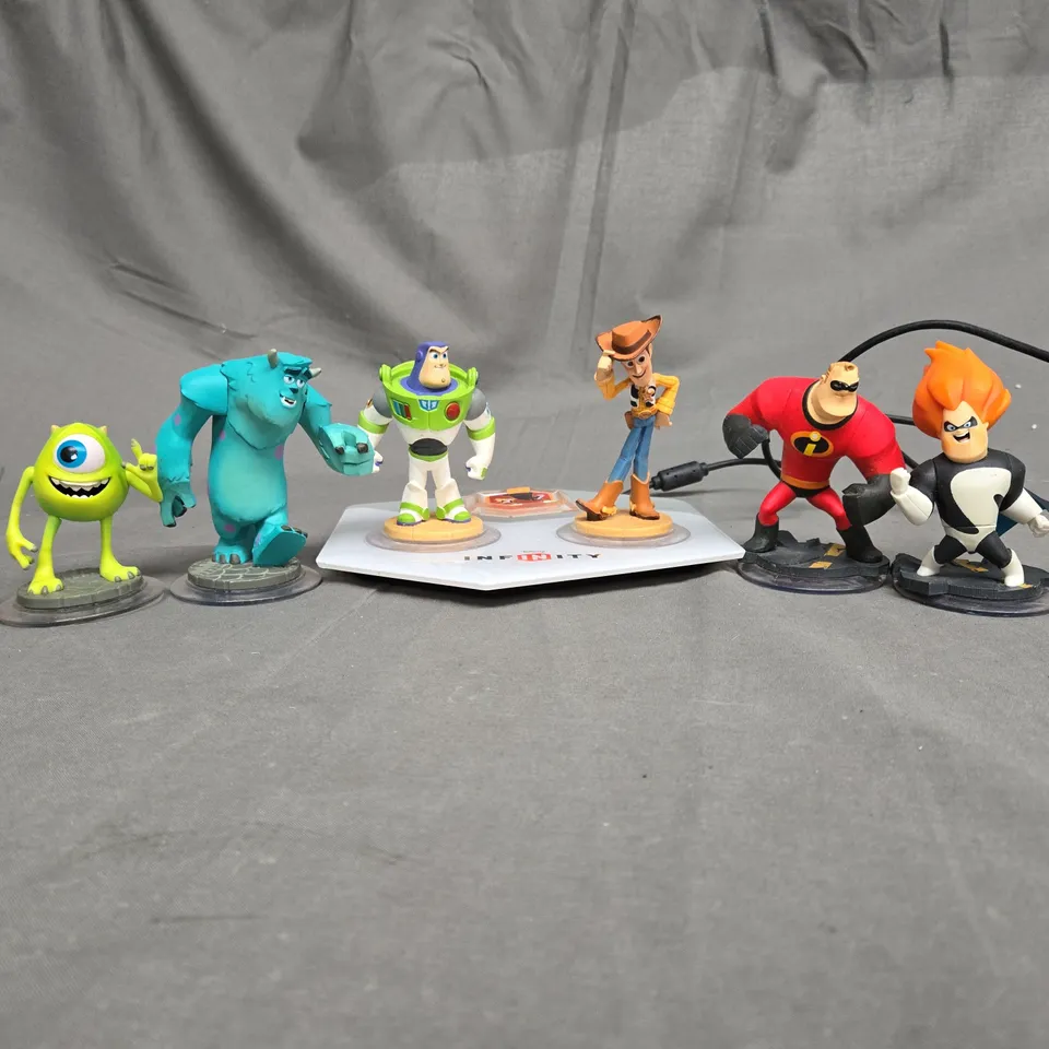 DISNEY INFINITY STAND WITH FIGURES 