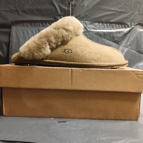 BOXED PAIR OF UGG DAKOTA SHOES IN TAUPE SIZE UK 7