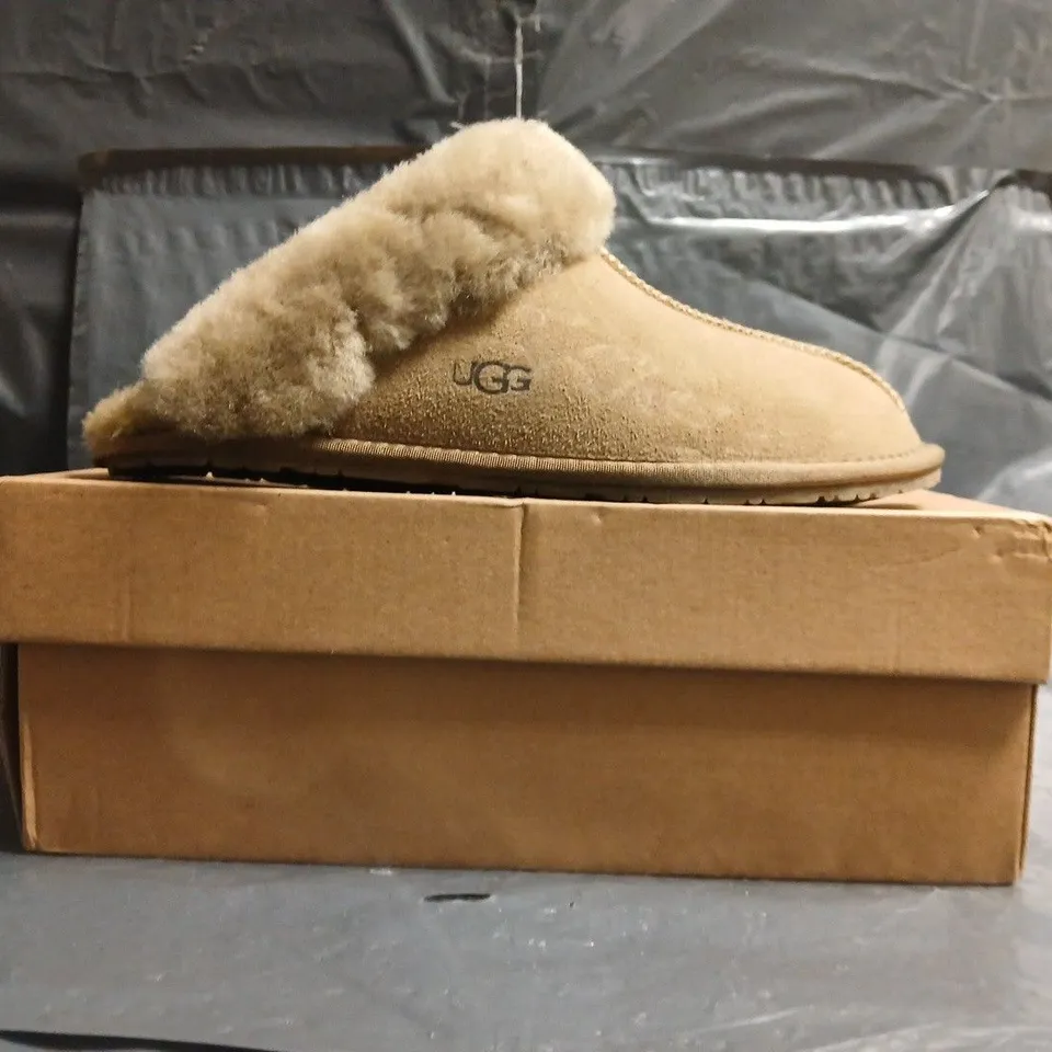 BOXED PAIR OF UGG DAKOTA SHOES IN TAUPE SIZE UK 7