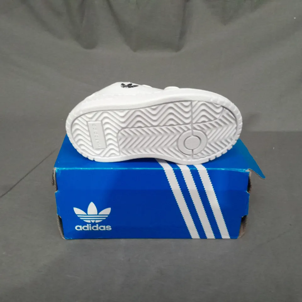 BOXED PAIR OF ADIDAS ORIGINAL VELCRO TRAINERS SIZE 6 - KIDS