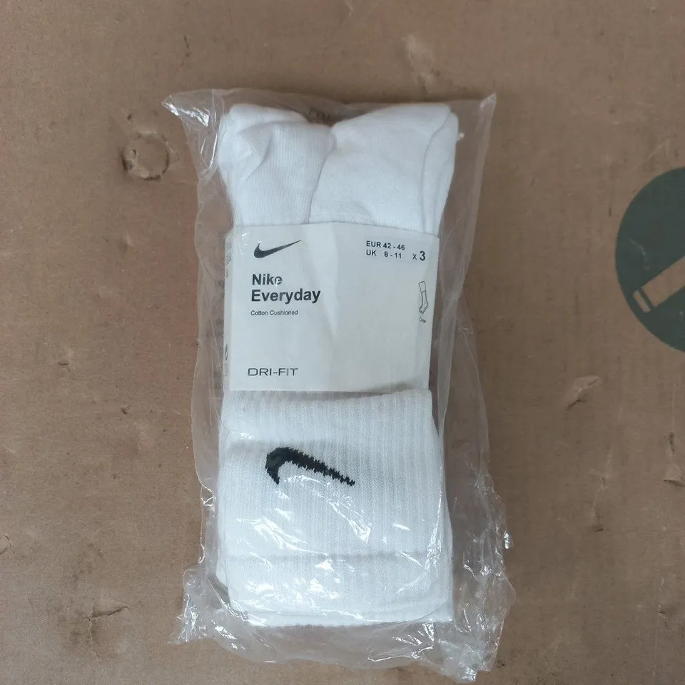 BAGGED NIKE EVERYDAY COTTON CUSHIONED SOCKS (3-PACK) IN WHITE SIZE 8-11