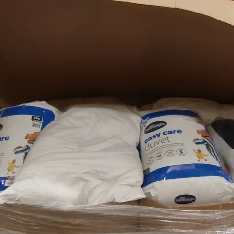 PALLET CONTAINING A VERY LARGE QUANTITY OF ASSORTED PILLOWS AND RELATED BEDDING/COMFORT PRODUCTS ECT
