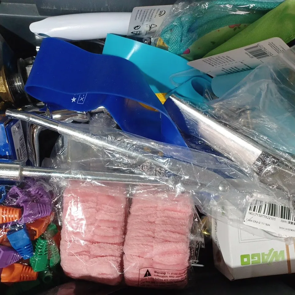 APPROXIMATELY 15 ASSORTED HOUSEHOLD ITEMS TO INCLUDE KOMBAT SHARPENING STONES, SINGLE THREAD WOODSCREWS, STEEL CORE CLOTHES LINE, ETC