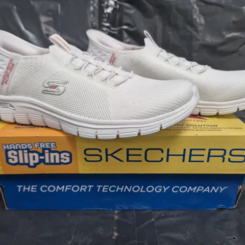 BOXED PAIR OF SKECHERS ARCH FIT VISTA ASPIRATION BUNGEE TRAINERS IN WHITE SIZE 5