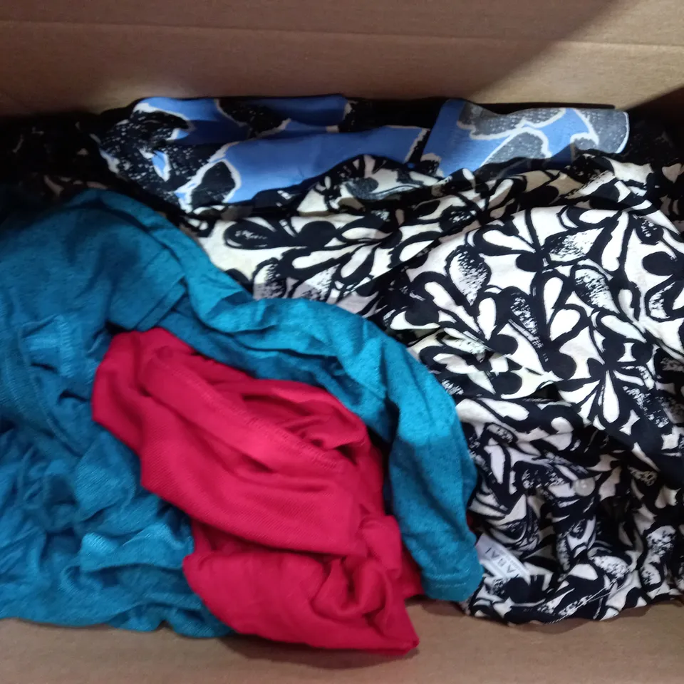 BOX OF APPROXIMATELY 10 ASSORTED CLOTHING AND FAHION ITEMS IN VARIOUS STYLES AND COLOURS TO INCLUDE QUACKER FACTORY, MASAI, ETC