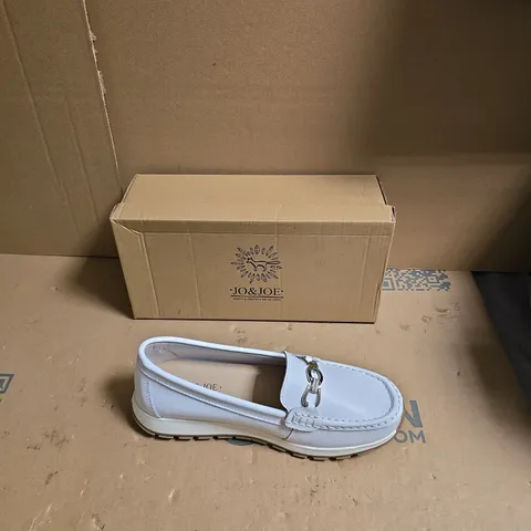 JO&JOE WHITE LEATHER LOAFERS WITH METAL BIT – UK 8