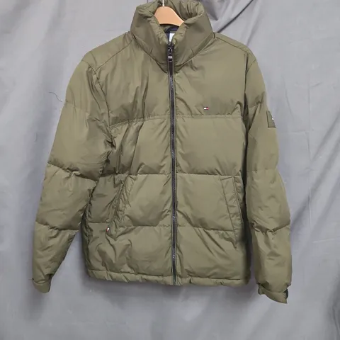 TOMMY HILFIGER ZIP LONG SLEEVE HOODLESS COAT IN GREEN - LARGE