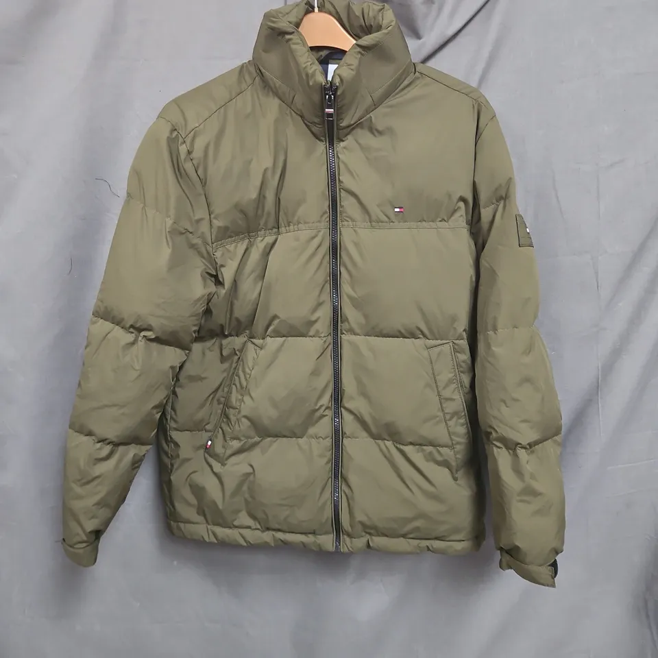 TOMMY HILFIGER ZIP LONG SLEEVE HOODLESS COAT IN GREEN - LARGE
