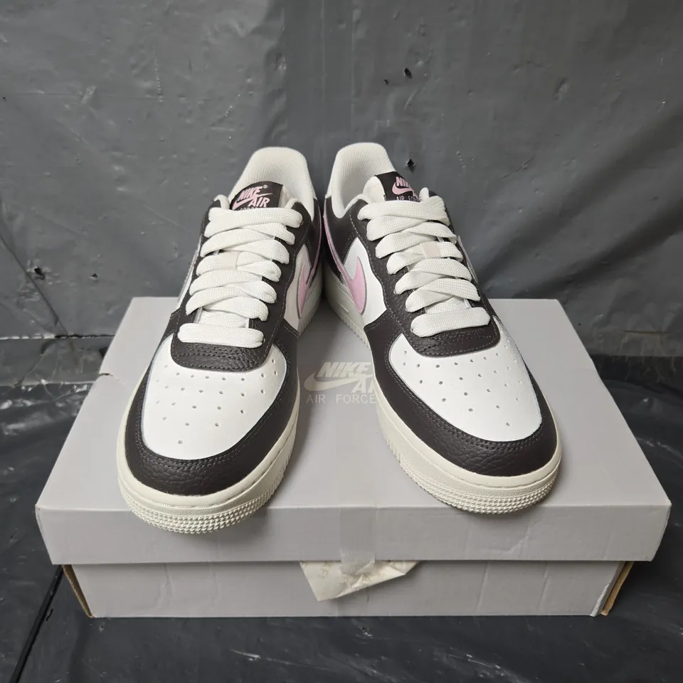 BOXED PAIR OF NIKE WOMENS AIR FORCE 1 07 TRAINERS IN WHITE/BLACK/PINK - UK 5.5