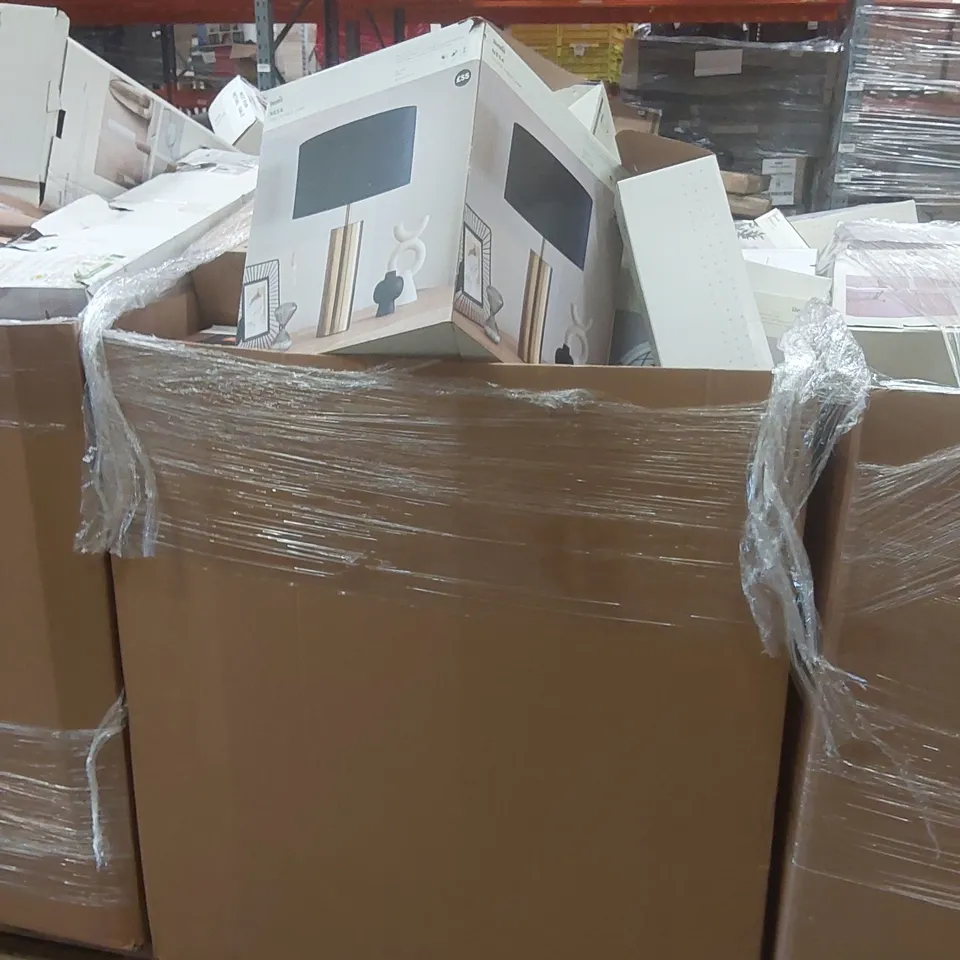 PALLET CONTAINING A VERY LARGE QUANTITY OF ASSORTED DESIGNER LIGHTING PRODUCTS INCLUDING: NESA TOUCH TABLE LAMP, RHETT FLOOR LAMP BASE, ALTO 4 LIGHT SPOTLIGHT BAR, FLOYD TABLE LAMP ECT
