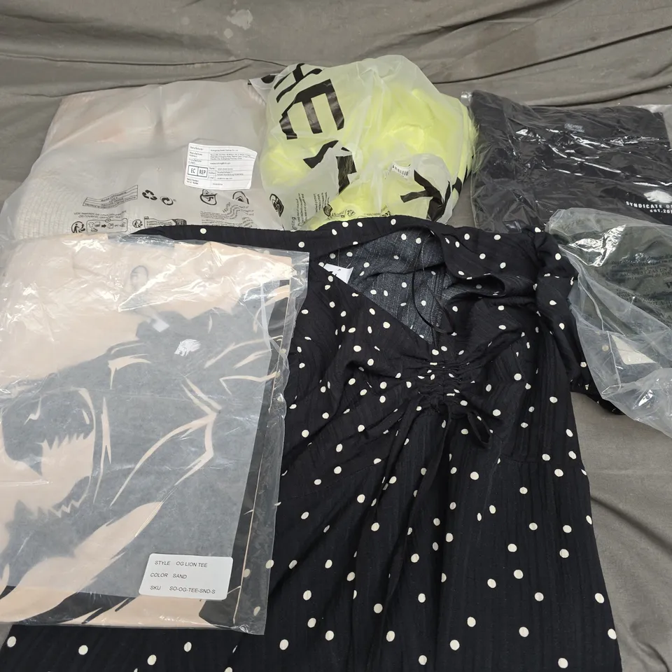 APPROXIMATELY 30 ASSORTED CLOTHING ITEMS IN VARIOUS SIZES, STYLES & COLOURS TO INCLUDE T-SHIRTS, DRESSES, CARDIGAN, ETC - COLLECTION ONLY