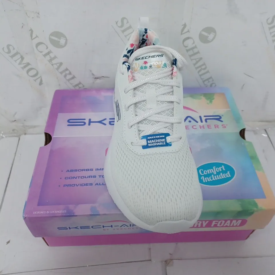 BOXED PAIR OF SKECHERS TRAINERS IN WHITE SIZE 4