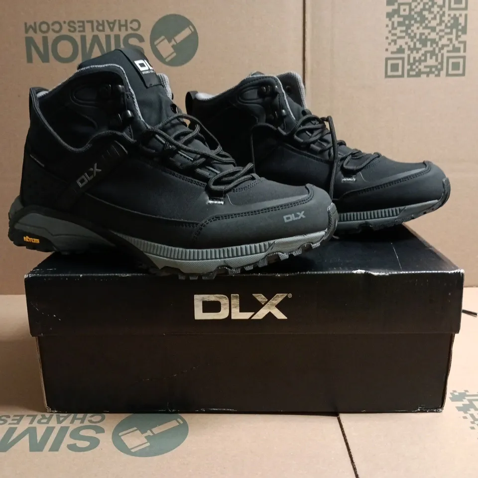 BOXED PAIR OF DLX RENTON SHOES IN BLACK SIZE UK 8