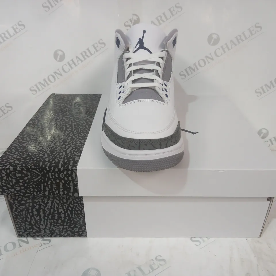 BOXED PAIR OF NIKE AIR JORDAN 3 RETRO SHOES IN WHITE/NAVY UK SIZE 9.5