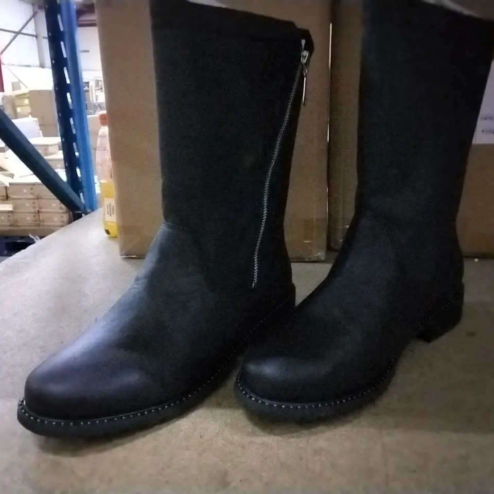BOXED UNISEX EMU AUSTRALIA EXPLOR YANCOL BOOTS , BLACK , SIZE 8, 2 PAIRS 