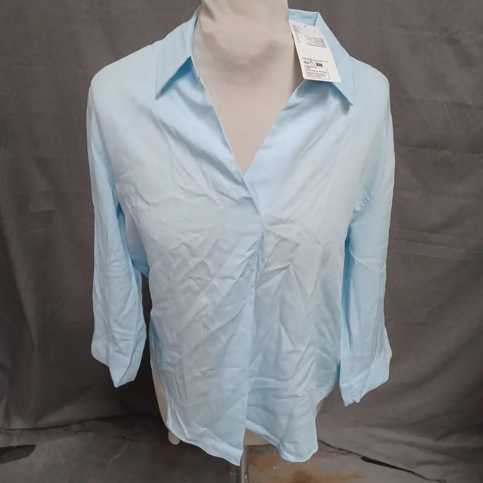 UNIQLO WOMENS RAYON SKIPPER COLLAR BLOUSE IN LIGHT BLUE SIZE XS