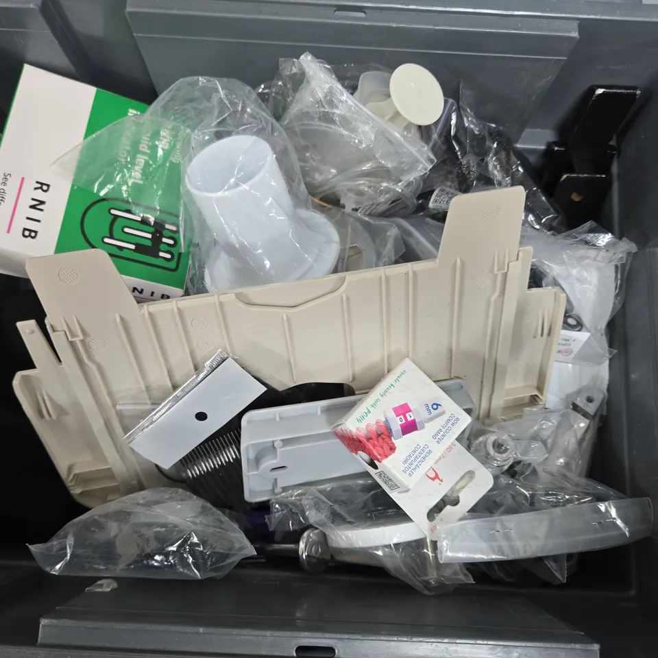 APPROXIMATELY 12 ASSORTED HOUSEHOLD ITEMS TO INCLUDE GYMPIN, RNIB LIQUID LEVEL INDICATOR, ROW COUNTER, ETC