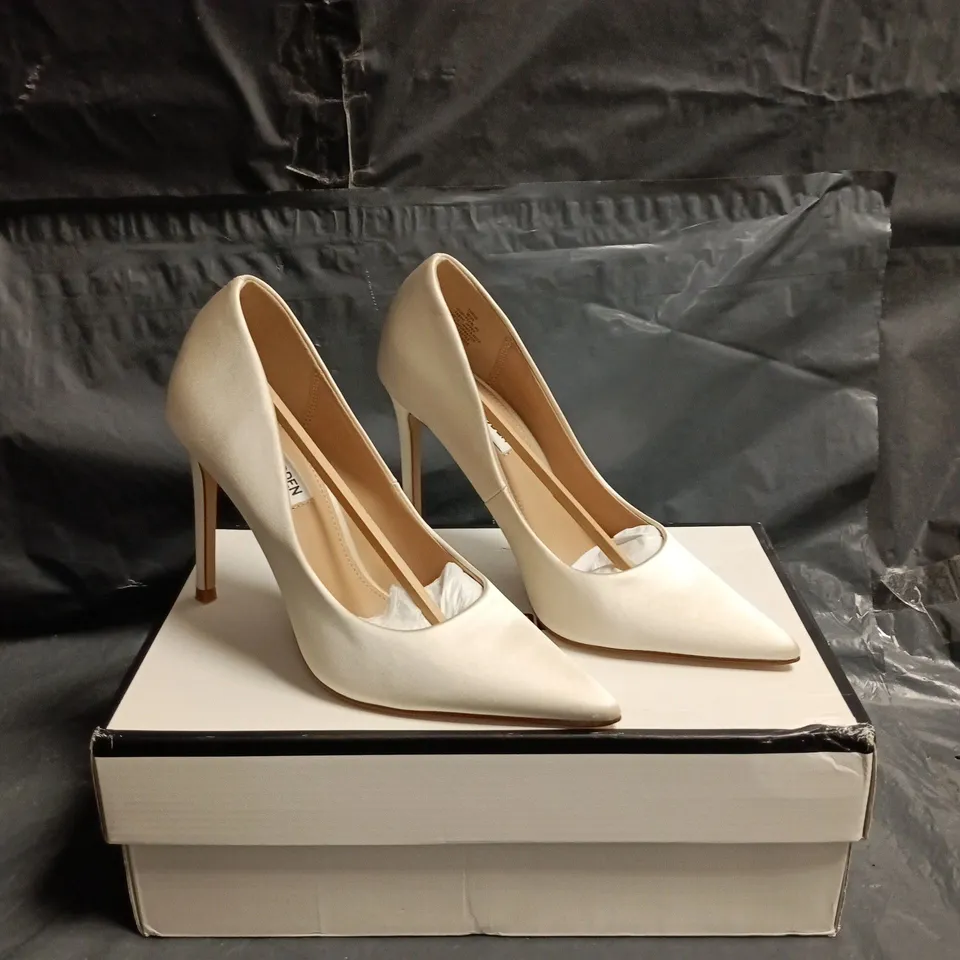 STEVE MADDEN WOMEN'S IVORY POINTED-TOE HIGH HEEL PUMPS SIZE 3