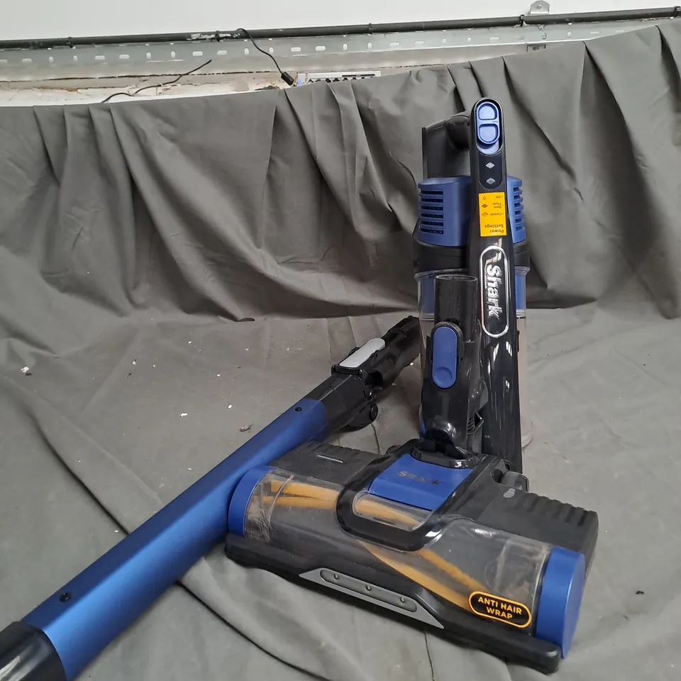 BOXED SHARK ANTI HAIR WRAP CORDLESS VACUUM CLEANER IZ202UK
