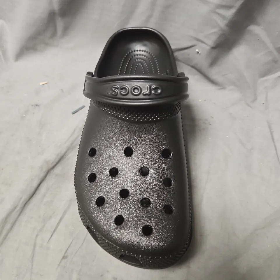 CROCS CLASSIC BLACK CLOGS – UK 6-7 (UNISEX)