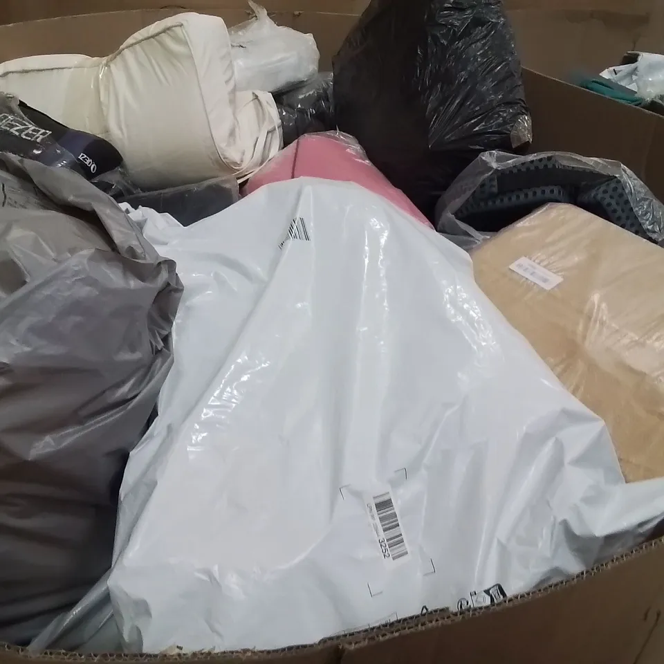 PALLET CONTAINING A LARGE QUANTITY OF PILLOWS 