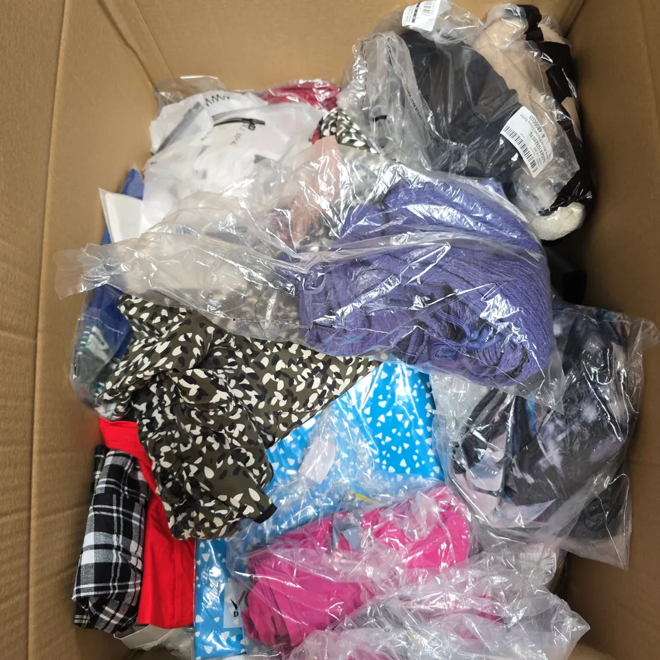 BOX OF APPROXIMATELY 20 ASSORTED CLOTHING ITEMS TO INCLUDE JEANS, JACKET, TOPS, ETC