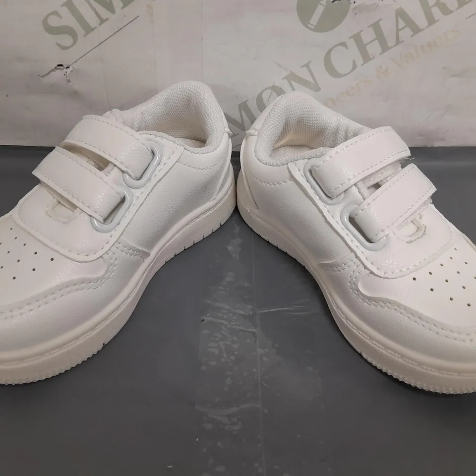BOXED PAIR OF DESIGNER INFANT SHOES IN WHITE EU SIZE 22