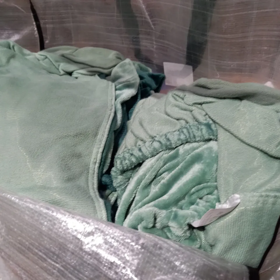 COZEE HOME 2 PACK EMBOSSED VELVETSOFT 4 PIECE DUVET SET - GREEN