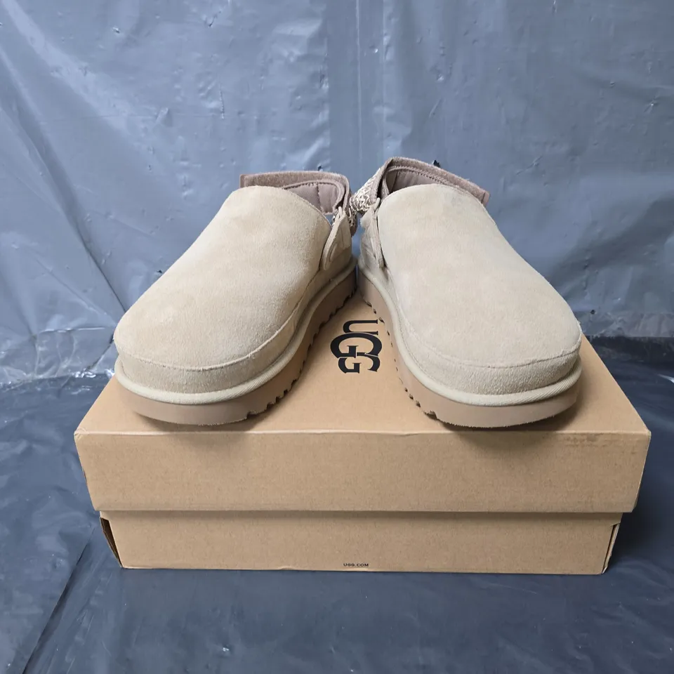 UGG GOLDENSTAR CLOGS - BEIGE - SIZE 5