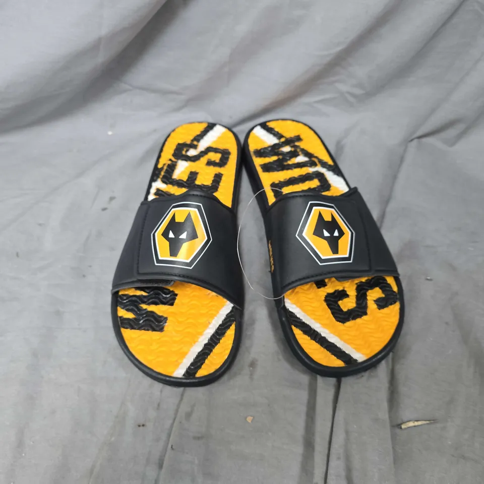 UNBOXED PAIR OF WOLVES FC MENS GEL SLIDES - LARGE