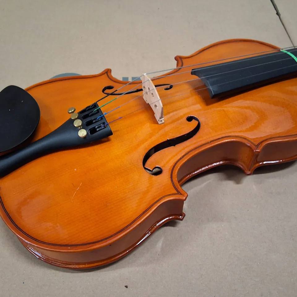 STENTOR STUDENT 3/4 VIOLIN WITH BOW IN WOODEN CASE (USED) – INCLUDES BOW AND ACCESSORIES
