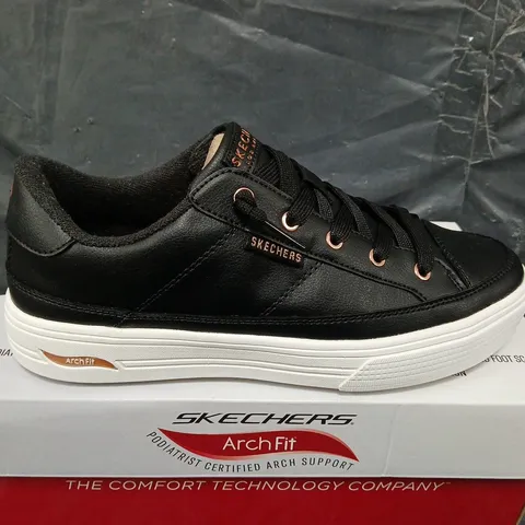 BOXED PAIR OF SKECHERS TRAINERS - UK SIZE 4.5